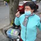 Rosa María Ortega, de 76 años, aguantó los días más duros del paro nacional. Permaneció en una esquina de la calle Patria, donde ha armado su puesto los últimos 20 años. ¡Ni el gas lacrimógeno la detuvo!