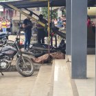 Las víctimas estaban trabajando en su taller cuando los sorprendieron.