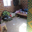 Los restos del carro que estalló y sus ocupantes cayeron sobre las viviendas cercanas y causaron daños