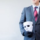 Usó la foto de otro hombre para atraer a su víctima.