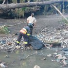 Según la Policía, el cadáver estaba en estado de descomposición y habría sido arrastrado por el caudal del río hasta la zona donde lo hallaron.