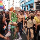 Las expresiones de alegría de los integrantes de esta comunidad fueron celebradas a cada paso por la gente.