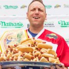 El rey de los glotones revalida su título de comer hot dogs en Nueva York