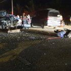 La moto en la que se trasladaban quedó detrozada.