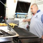 Christian Vargas subió en $0.25 centavos el precio de su producto, hasta que el aceite se venda al costo de antes.