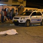 El cuerpo del joven de 16 quedó tendido en el piso de tierra.
