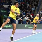 Los equipos de tenis de Ecuador y Suiza se enfrentarán por el Grupo Mundial I de la Copa Davis en la cancha de asfalto del balneario turístico ecuatoriano de Salinas entre el 17 y 18 de septiembre.
El presidente de la Federación Ecuatoriana de Tenis (FET), Danilo Carrera, dijo que la elección de la sede fue adoptada por pedido del capitán del equipo de Copa Davis, Raúl Viver, debido a que los jugadores se sienten cómodos en esa superficie.
En el Salinas Golf y Tenis Club se disputó en 2012 la serie de Copa Davis entre Ecuador y Colombia. También fue sede de la series con Venezuela en febrero de 1999 y abril de 2003. Así como frente a Argentina, también en abril de 1999.
El 17 de septiembre se jugarán dos partidos de individuales desde las 12.00 horas (17.00 GMT), y el día 18 a partir de las 10.00 (15.00 GMT) se jugarán los de dobles y los otros dos de individuales.
La ceremonia de sorteo de los partidos se cumplirá el 16 de septiembre.
Ecuador y Suiza se enfrentaron en 2013 cuando buscaban el paso al Grupo Mundial, con triunfo de 4-1 de los suizos en una serie a la que llegaron tras encuentros ante Chile y República Checa, respectivamente.
En esa oportunidad, Ecuador, capitaneado por Raúl Viver, presentó a jóvenes como Julio César Campozano, Emilio Gómez, Roberto Quiróz y Gonzalo Escobar; mientras que Suiza a Stanislas Wawrinka, Marco Chiudinelli, Henri Laaksonen y Michael Lammer, capitaneados por Severin Luthi.
Según la FET, para la serie de septiembre próximo Ecuador presentará a Gómez, Quiróz y Escobar, a los que se ha unido Diego Hidalgo. Entre el 9 y 13 de julio habrá un selectivo para definir al quinto integrante de entre Andrés Andrade, Ángel Díaz, Mateo Larrea, Omar Suárez, Gian Rodríguez, Jhon Moncada y Juan Diego Rojas.