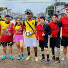 Los dos equipos en Durán, Leítos y sus cracks ante Gerardo Morán y sus panas. Un show diferente.