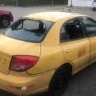 Así quedó el carro de Espinoza. Agentes no hallaron el arma con la cual Erazo les disparó.