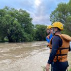 Rescatistas realizan labores para encontrar el cuerpo de la mujer.
