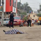 Miembros de la Policía Nacional recogieron indicios balísticos en la escena del crimen.
