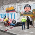 Dos sujetos se estrellaron contra un muro tras presuntamente cometer un robo.