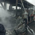 En pocos minutos, los automotores quedaron reducidos a escombros.