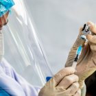 Ómicron parece evadir los anticuerpos generados por las otras variantes