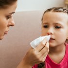 Se debe poner atención si este sangrado persiste, es decir cuando las medidas que tomaste no frenan el goteo.