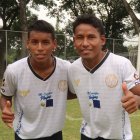 Édison Tello (i) junto a su padre Edixon, tras el duelo que disputaron con Liga Deportiva Estudiantil ante Rocafuerte, por el torneo de Segunda Categoría del Guayas.