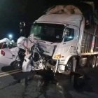 Así quedó el auto en el que viajaban las víctimas mortales.