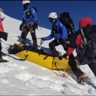 Los socorristas evacuaron primero al herido y luego descendieron con el cuerpo desde los 5.750 metros.