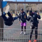 Junior Sornoza, Jaime Ayoví y Moisés Ramírez, jugando a los columpios después de la clasificación.