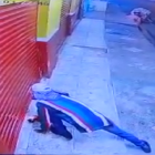 El criminal que colocó el explosivo quedó grabado en el sistema de vigilancia.