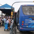 Los usuarios de quejan de la falta de unidades, lo que provoca aglomeraciones en determinadas horas del día.