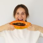 La papaya no solo funciona para la digestión, es ideal para la piel.