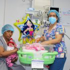 La madre fue al baño para orinar. Cuando se dio cuenta su hija había caído en la taza.