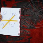 Este juego diabólico proviene de México y al parecer, espíritus molestarían a sus participantes y tomarían posesión de su ser.