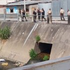 Posible cadáver ensacado dejado en el canal que divide el Bloque 10 de Bastión Popular con Mucho Lote 1.