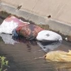 Los moradores permanecían agolpados alrededor de la zona de seguridad, para observaras labores de los uniformados.