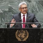 Cientos de manifestantes entraron este sábado por la mañana en la residencia oficial de Rajapaksa tras romper el perímetro de seguridad.