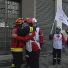 Un abrazo entre los  socorristas que estuvieron en la ‘batalla’.