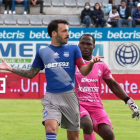Johan Padilla, golero de Macará, toma de la camiseta al volante de Emelec Sebastián Rodríguez durante el festejo.