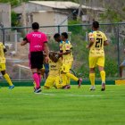Los jugadores del FC Ecuador, del balneario Montañita, celebran la clasificación a los zonales de ascenso.