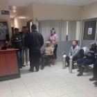 Dos sujetos habrían atacado al agente dejándolo inconsciente y esposado.