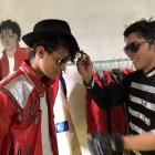 Al joven le piden fotos y que les cante cuando lo ven en la calle.