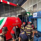 El bus habría perdido los frenos y se estrelló contra un quiosco dejando a varios afectados.