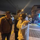 Familiares lloran el trágico suceso en los exteriores de la casa.