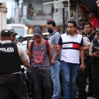 El detenido (de camiseta sin magas) registra dos antecedentes por tráficos de sustancias, según la Policía.