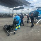 El agente que sobrevivió al ataque armado fue trasladado en un helicóptero a Guayaquil, para que pueda recibir atención médica. Estaba herido en un brazo.