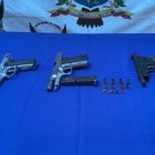 Las armas que se encontraron en el poder de los sicarios.