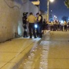 Policías recogen indicios tras tiroteo en Manta.