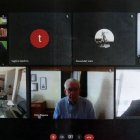 En la imagen, el adulto mayor está con camisa celeste. Es el falso testigo.