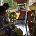 En el exterior de su casa colocaron el cofre mortuorio.