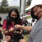 Jessica Bombón presentó su cédula antes de ingresar. Tardó unos ocho minutos en cumplir con el proceso de entrega de su hoja de vida.