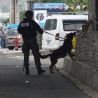 El equipo Antiexplosivos del GIR acudió a la escena para controlar la novedad.