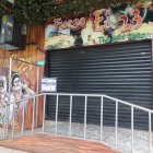 Este sábado en el sitio se observan sellos de clausura.