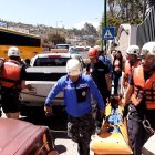 Los bomberos y policías del GOE retiraron el cadáver del río Ambato, de una joven que al parecer se lanzó del puente.
