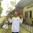 Maité Caicedo, en su casa de la ciudadela José Dáger de La Troncal, junto a sus dos medallas de oro panamericanas.
