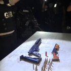 La policía intervino también una propiedad que presuntamente era utilizada por una banda para refugiar delincuentes donde decomisó armas de fuego.
